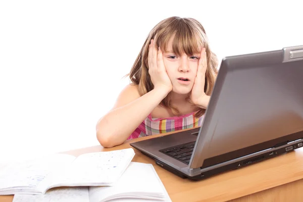 Schulmädchen macht Hausaufgaben am Laptop — Stockfoto