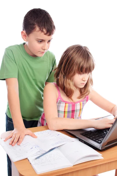 Skolbarn som arbetar tillsammans, bilda begrepp — Stockfoto