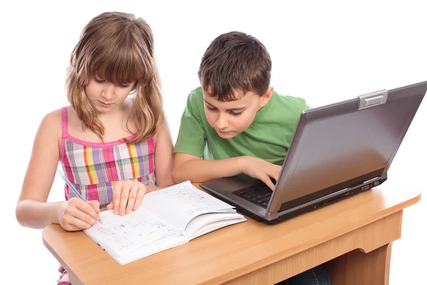 Iskolás gyerekek együtt dolgoznak, oktatási koncepció Stock Kép