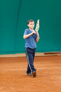 Tenis oynayan çocuk