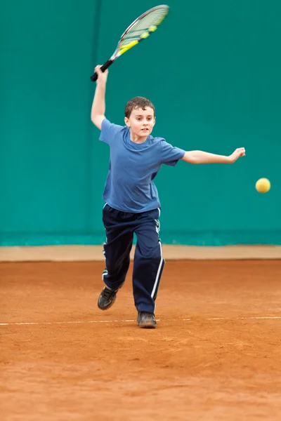 Garçon jouer au tennis — Photo