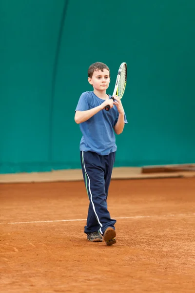 Garçon jouer au tennis — Photo