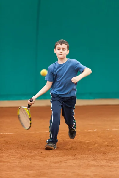 Jongen tennissen — Stockfoto