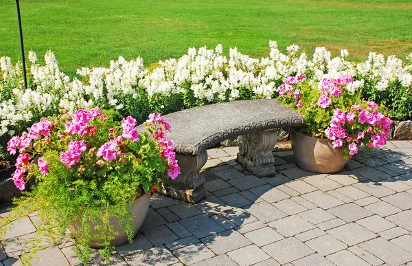 Zahradní terasa v květu — Stock fotografie
