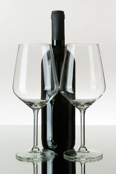 Dwa Puste Kieliszki Butelkę Czerwonego Wina — Zdjęcie stockowe