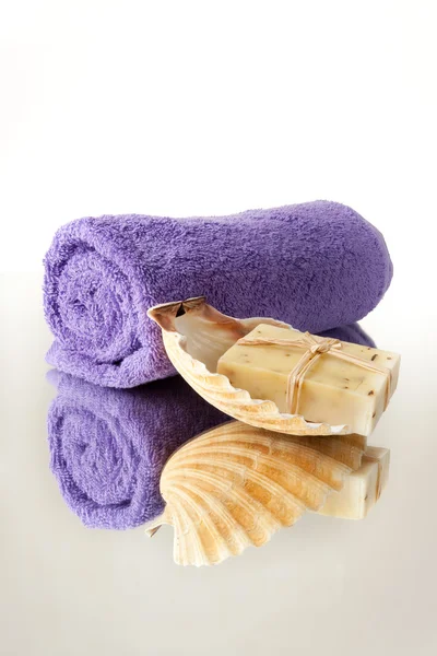 Πετσέτα Και Ακατέργαστο Φυσικό Σαπούνι Στο Κοχύλι — Φωτογραφία Αρχείου