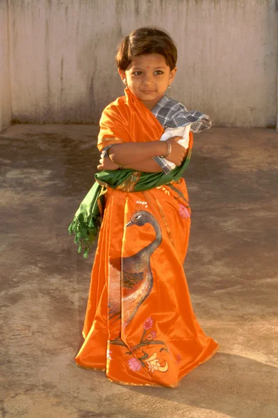 Klein meisje in sari — Stockfoto
