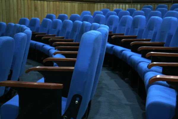 Fila Curva Assentos Azuis Acolchoados Num Salão Convenções — Fotografia de Stock