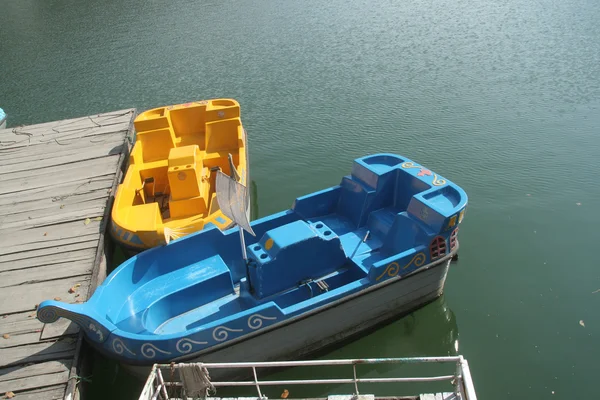 Bright Blue Yellow Boats Boarding Platform Lake — Stock Photo, Image