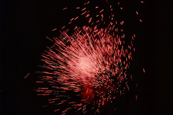 Έκρηξη Της Λαμπρό Κόκκινο Αφρώδεις Πυροτεχνήματα — Φωτογραφία Αρχείου