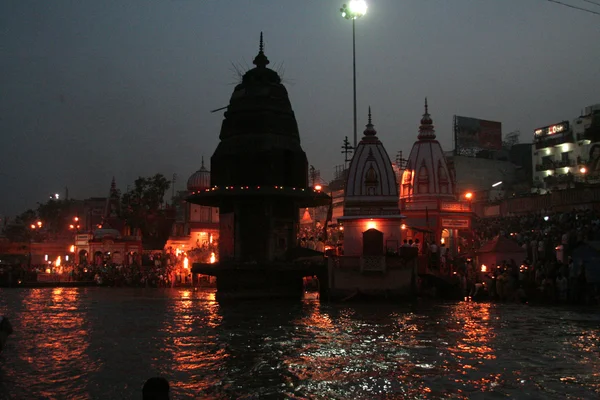 晚上的 Aarthi Uttarakhand Haridwar Ganga 河畔的 Har Pauri — 图库照片