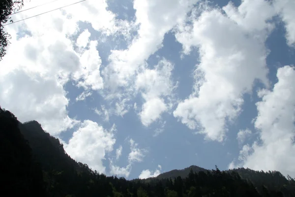 Brillantes Nubes Deslumbrantes Con Montaña Oscura Primer Plano — Foto de Stock