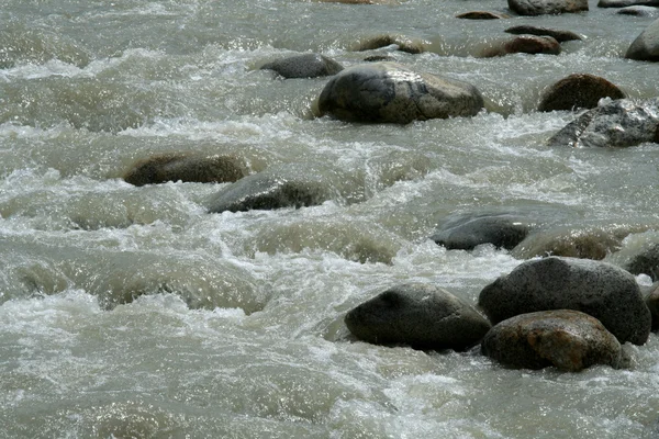 Stenen in de rivier — Stockfoto