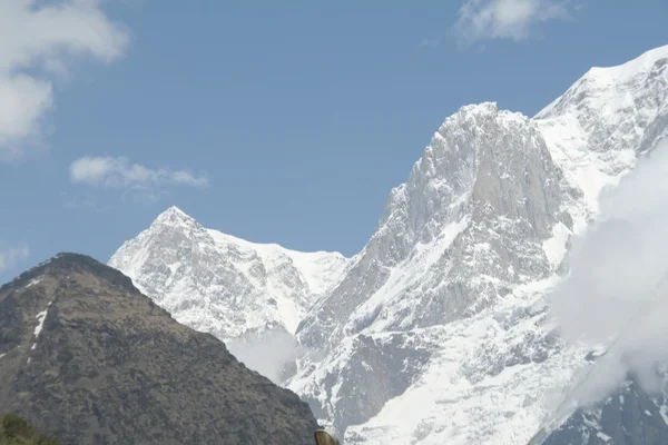 Oslnivě Bílé Zasněžené Himalájské Hory Proti Světlé Obloze — Stock fotografie