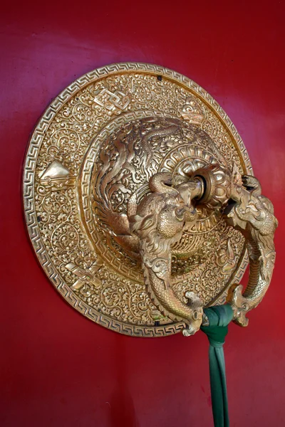 Золотая Дверная Ручка Высоким Декоративным Дизайном — стоковое фото