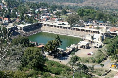 Hac merkezi Melkote, Karnataka, Hindistan, Asya ünlü tapınağı gölette havadan görünümü