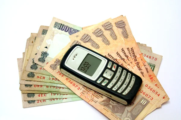 Peníze a mobilní telefon — Stock fotografie