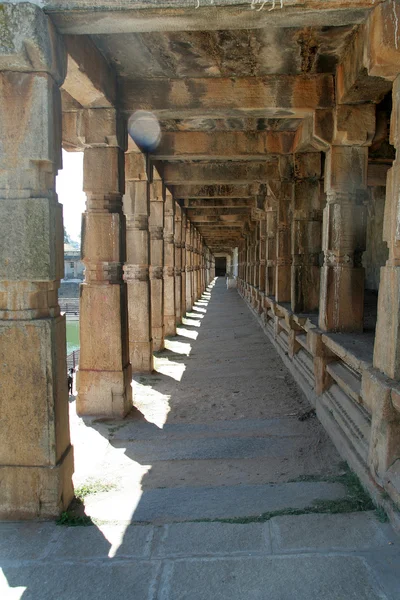 Corridor à piliers en pierre — Photo