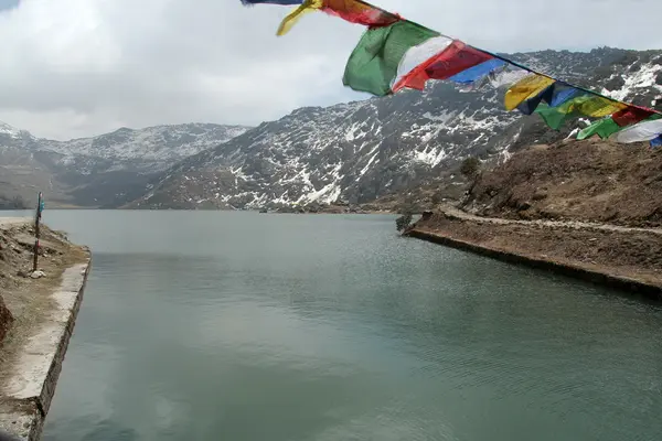 Kutsal Gölü ve renkli bayrakları — Stok fotoğraf