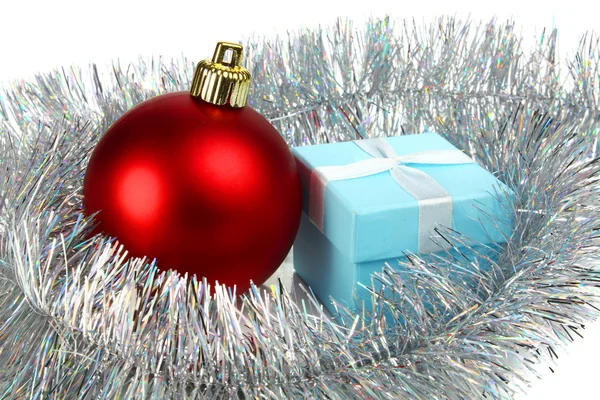 Kerstmis bal en vakje voor een geschenk — Stockfoto