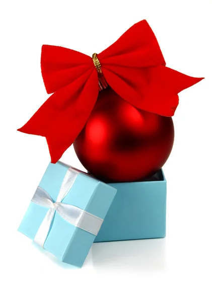 Vánoční koule a malé box jako dárek — Stock fotografie