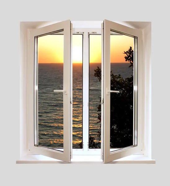 Ανοίξτε το πλαστικό παράθυρο με ένα είδος στο ηλιοβασίλεμα — Φωτογραφία Αρχείου