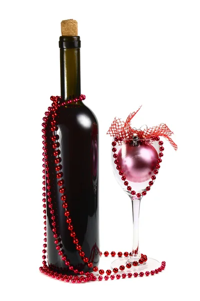 Fles met rode wijn en decoratie voor Kerstmis — Stockfoto