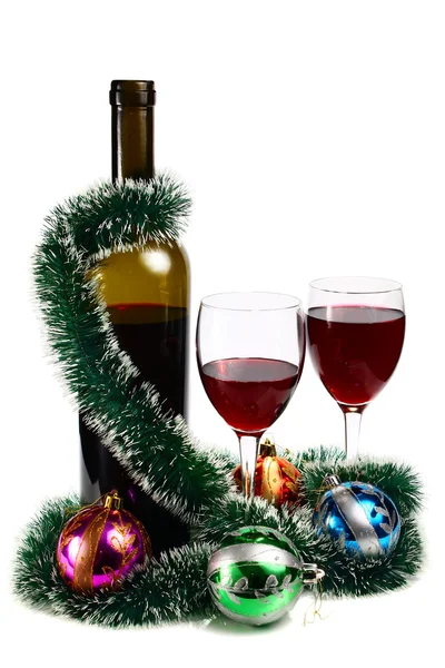 Flaskan med rödvin och dekoration till jul — Stockfoto