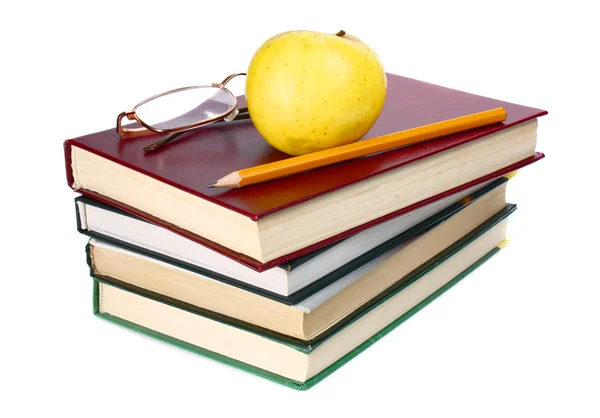 Книги яблочные очки и карандаш — стоковое фото
