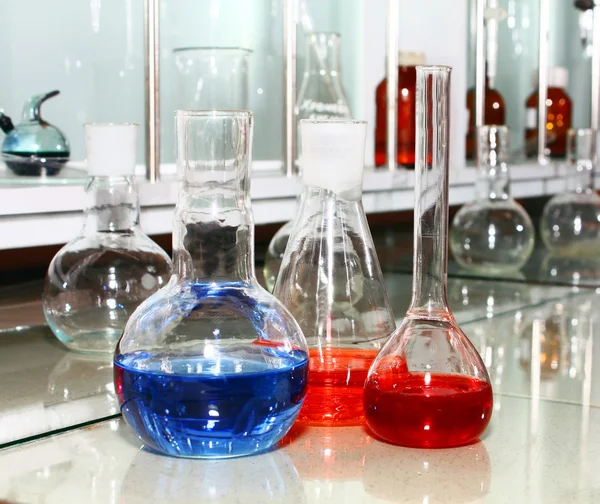 色の液体と実験室ビーカー — ストック写真