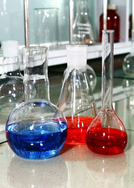 Zlewki laboratoryjne z kolorowych cieczy — Zdjęcie stockowe