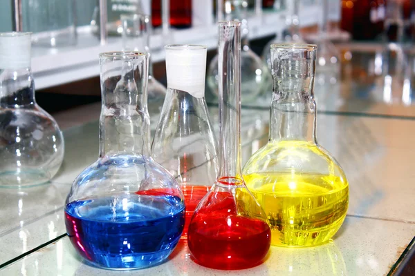 Vasos de laboratorio con el líquido coloreado — Foto de Stock