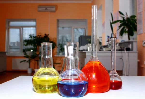 Zlewki laboratoryjne z kolorowych cieczy — Zdjęcie stockowe
