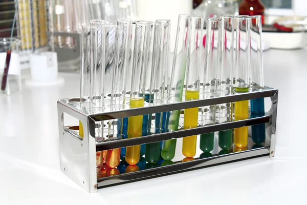 Reageerbuisjes zijn in een laboratorium — Stockfoto