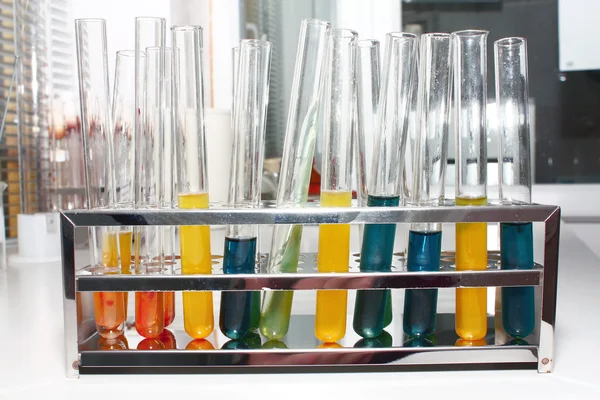 Reageerbuisjes zijn in een laboratorium — Stockfoto