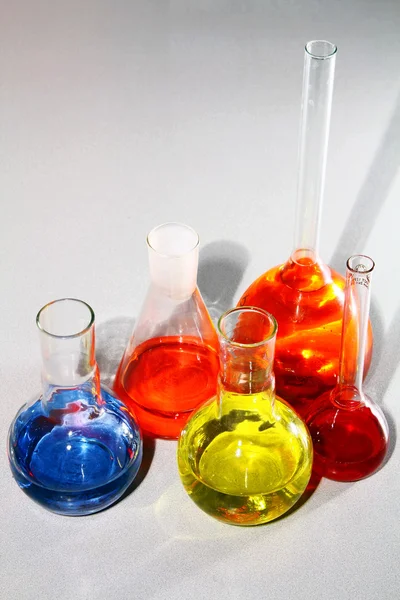 Laboratoriet bägare med färgad vätska Stockbild