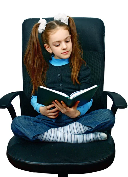 Dziewczyna czytająca książkę w fotelu — Zdjęcie stockowe