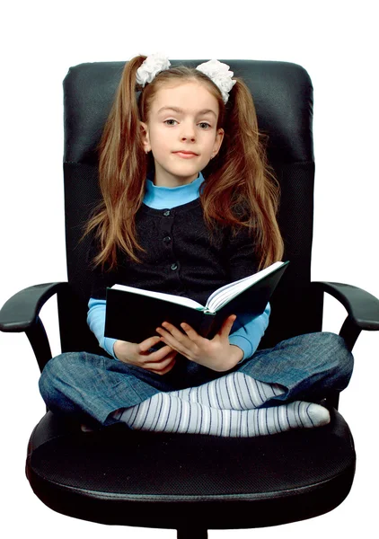 Dziewczyna Czytająca Książkę Fotelu Białym Tle — Zdjęcie stockowe