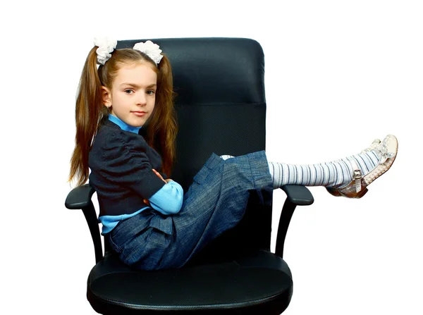 Девушка сидит в кресле — стоковое фото