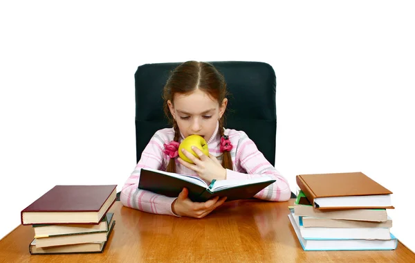 Dziewczyna, która czyta książkę w tabeli piśmie — Zdjęcie stockowe
