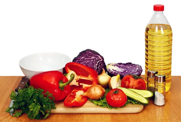 Масло подсолнечное и овощи для приготовления салата — стоковое фото