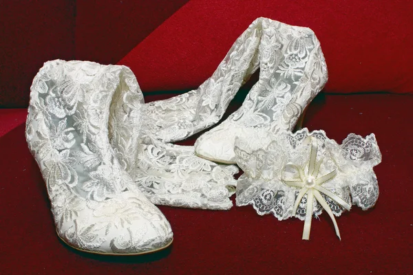 Аксессуары для ботинок и подвязки невесты — стоковое фото