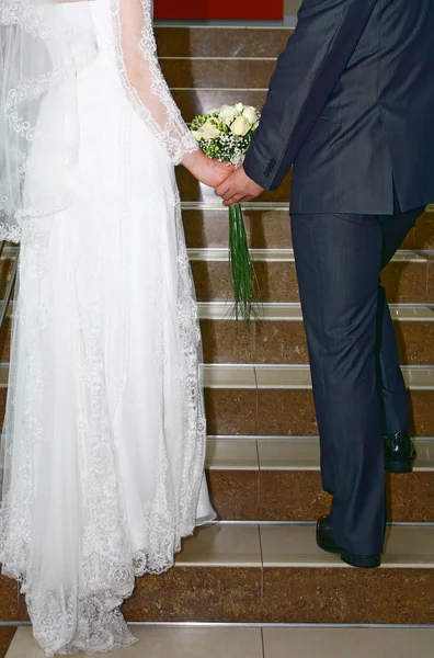 Bruidegom en verloofde stijgen op stappen — Stockfoto
