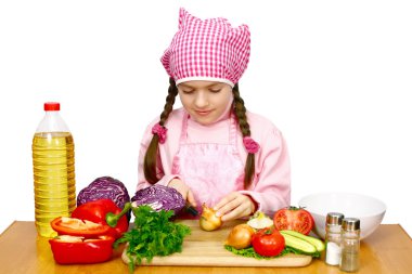 Kız dan sebze salatası hazırlama