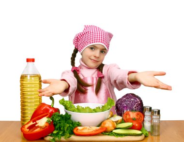 Kız dan sebze salatası hazırlama