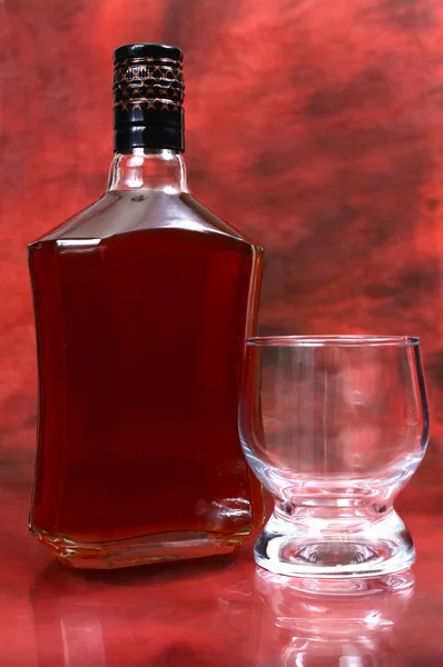 A bebida alcoólica está em uma garrafa e vidro — Fotografia de Stock