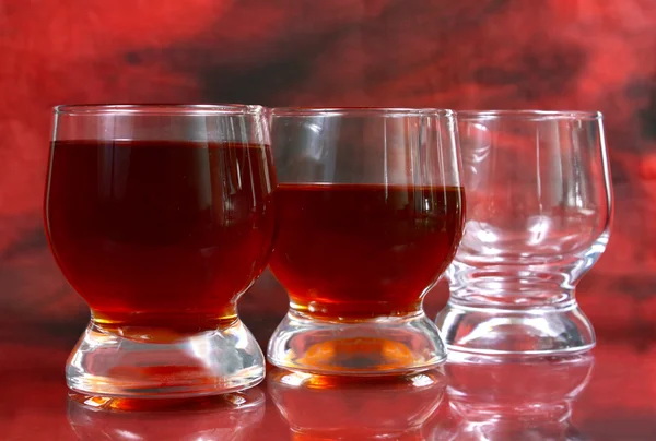A bebida alcoólica está em um copo — Fotografia de Stock