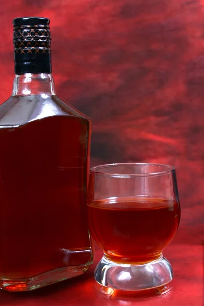 La boisson alcoolisée est dans une bouteille et un verre — Photo