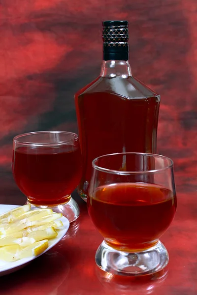 Bebida de alcohol de limón está en una botella y vaso —  Fotos de Stock