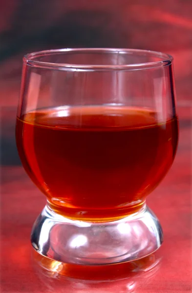 A bebida alcoólica está em um copo — Fotografia de Stock